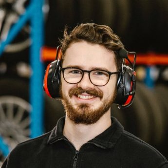 Benjamin Handelsby er ansatt hos Plankebyen Bilpleiesenter AS