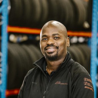 Kanne Gleeson Emasu er ansatt hos Plankebyen Bilpleiesenter AS